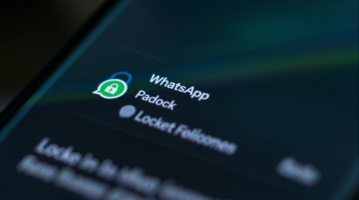 WhatsApp gesperrter Chat-Ordner mit Fingerabdruck-Authentifizierung auf Smartphone-Display